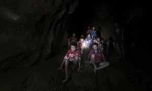 เผยภาพและคลิปแรกวินาทีนักดำน้ำพบ 13 ชีวิตติดถ้ำหลวง