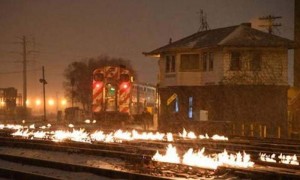 เจ้าหน้าที่จุดไฟเผารางรถไฟในชิคาโก เพื่อละลายน้ำแข็งหลังเผชิญอุณหภูมิ -50 องศา